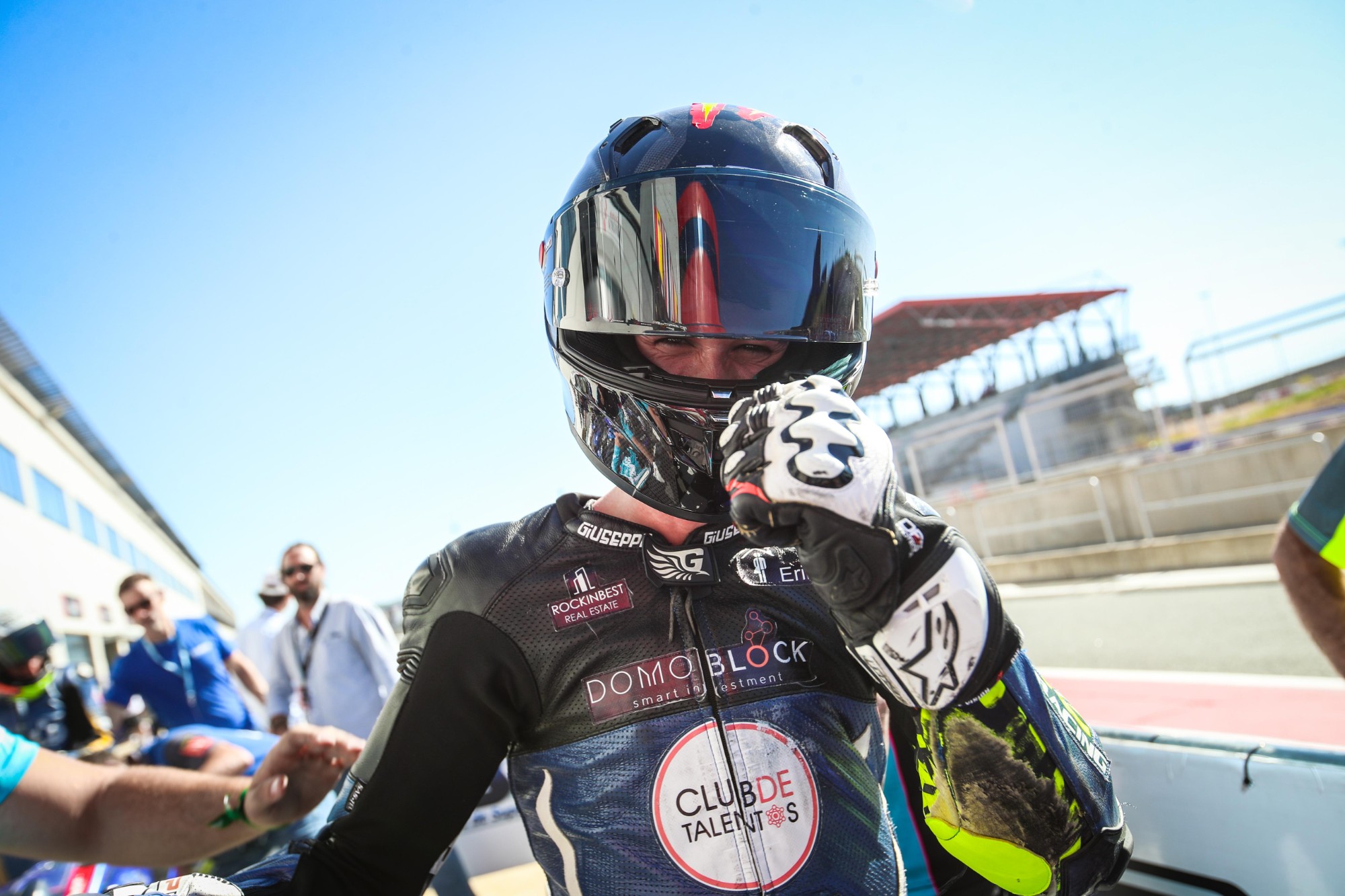 Héctor levantando el puño con el casco puesto