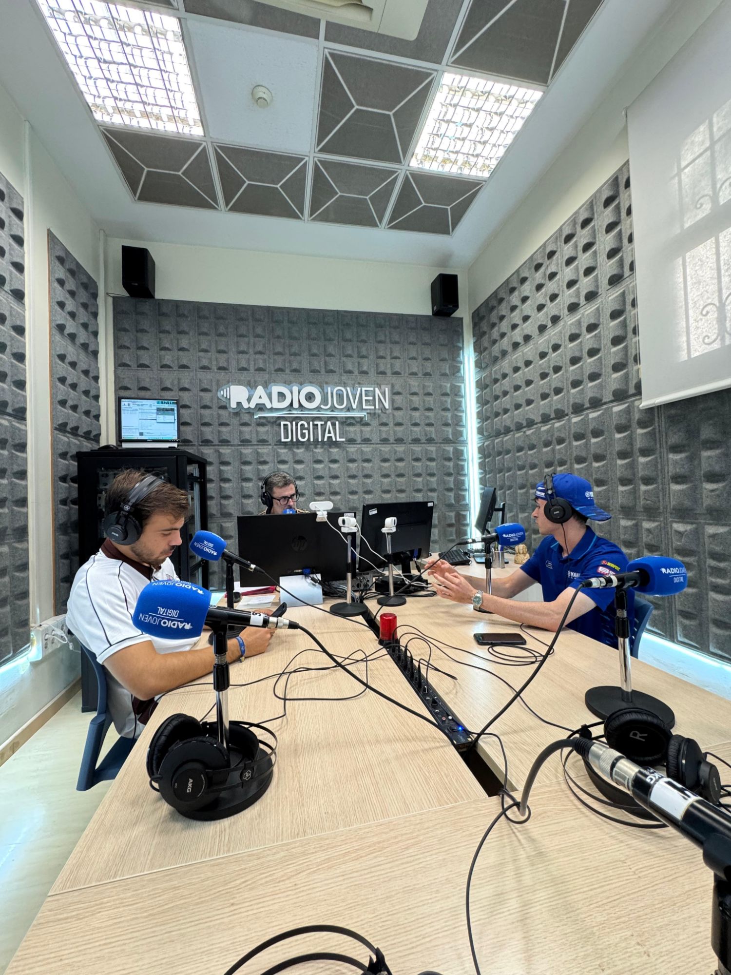 Entrevista en el estudio de Radio Joven Digital